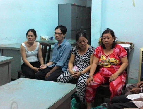 TP.HCM: Bắt băng dàn cảnh cướp hàng trên đường phố ảnh 2 TP.HCM: Bắt băng dàn cảnh cướp hàng trên đường phố ảnh 2